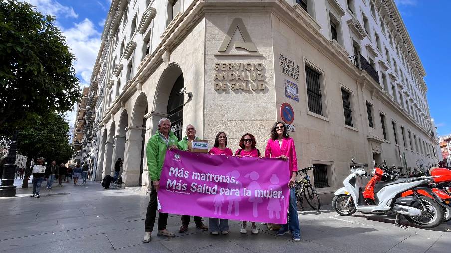 Entrega de firmas en la sede del SAS junto a la Plataforma de Matronas Andaluzas Unidas.